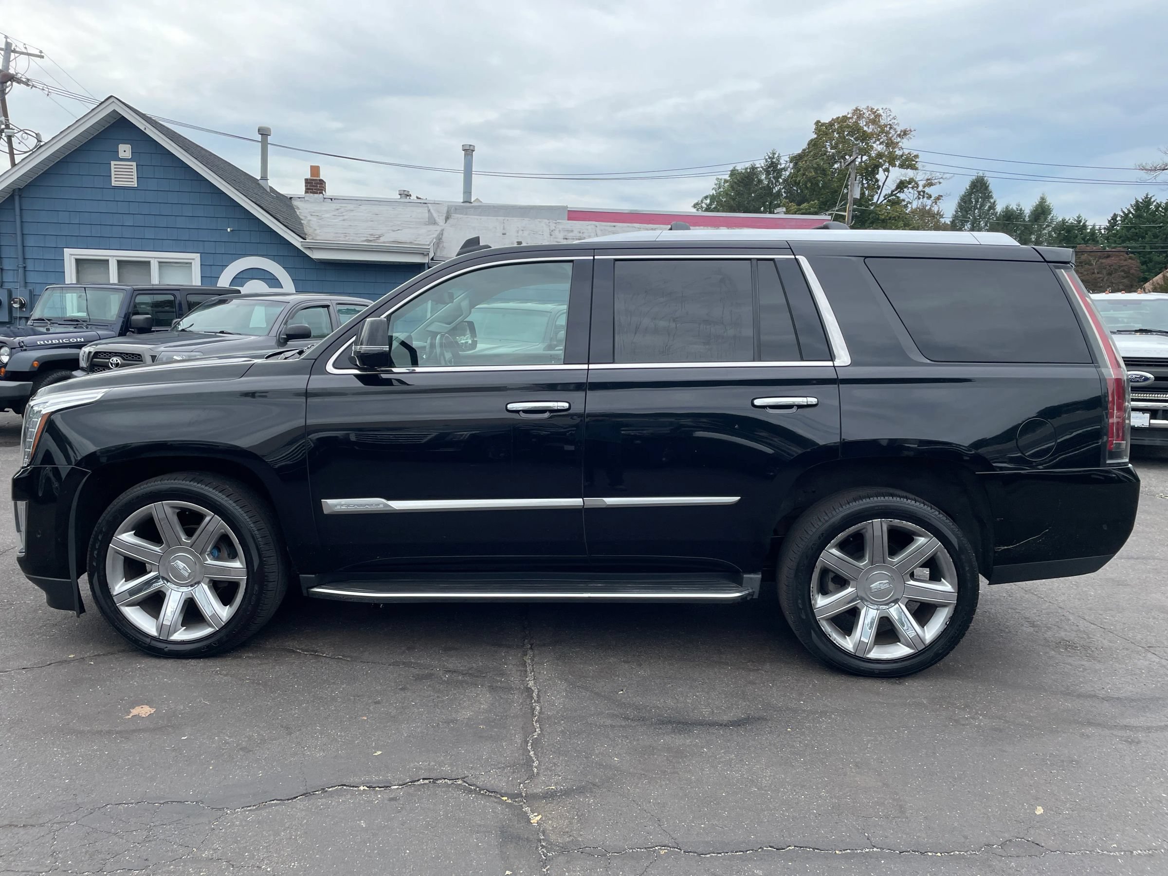 Used 2018 Cadillac Escalade Luxury AWD/4WD image 2