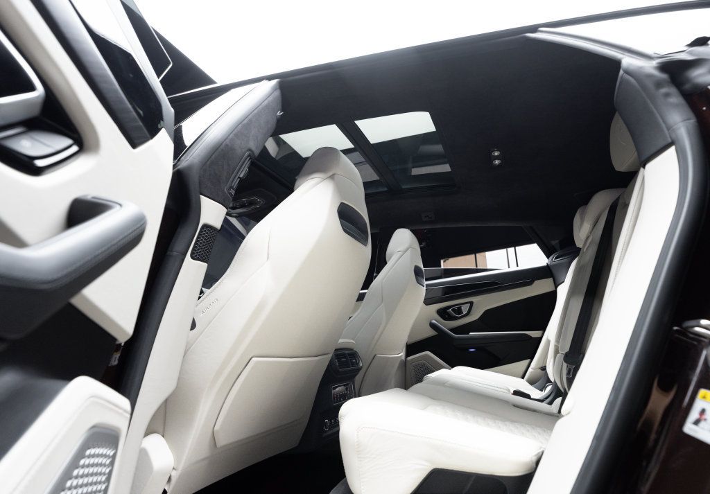 Used 2022 Lamborghini Urus AWD/4WD image 43