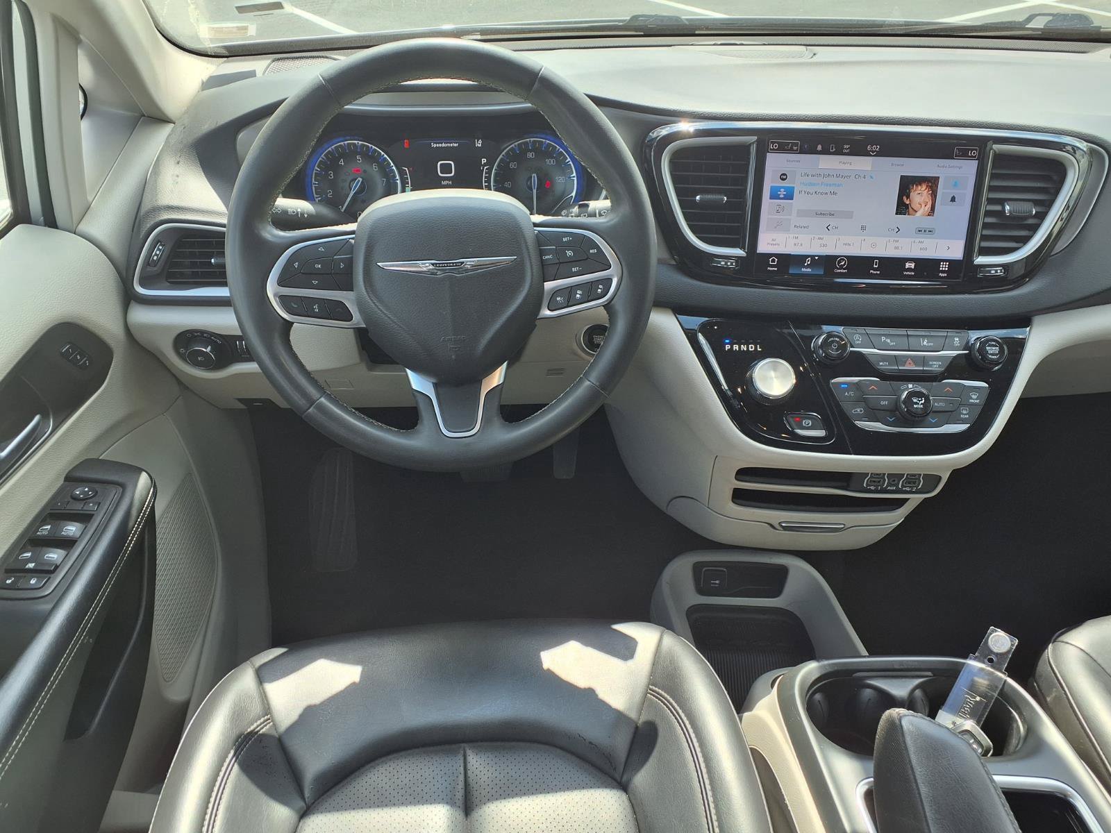 Used 2023 Chrysler Pacifica Touring-L FWD image 5
