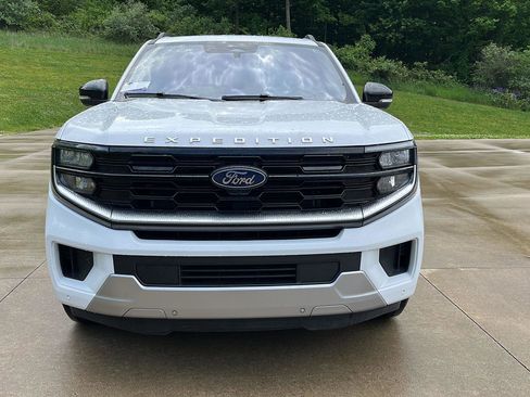 Used 2025 Ford Expedition Max Platinum AWD/4WD image 2