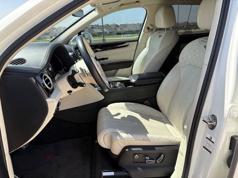 Used 2017 Bentley Bentayga AWD/4WD image 14