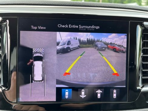 Used 2018 Chrysler Pacifica Limited w/ Tire & Wheel Group FWD image 17