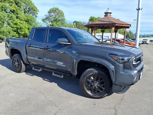 Used 2025 Toyota Tacoma SR5 AWD/4WD image 2