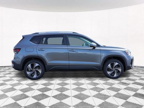 Used 2025 Volkswagen Taos SE image 9