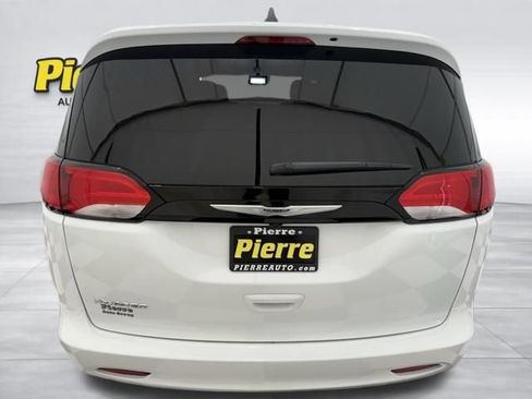 Used 2023 Chrysler Voyager LX FWD image 3