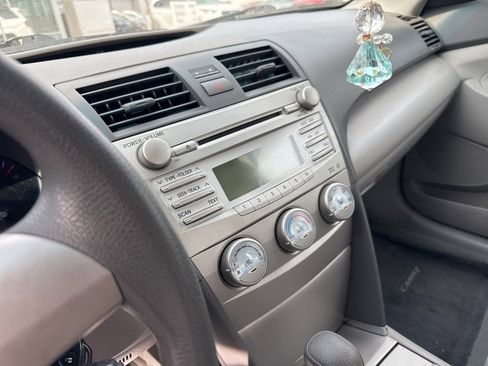 Used 2010 Toyota Camry LE image 5