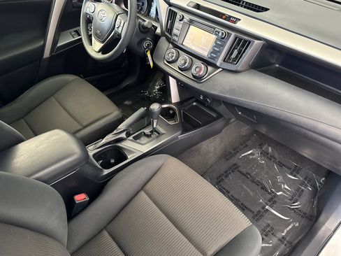 Used 2018 Toyota RAV4 LE FWD image 15