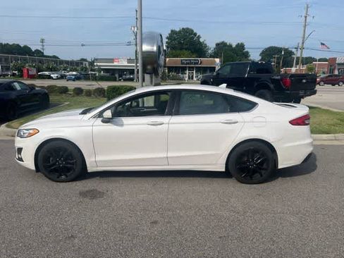 Used 2019 Ford Fusion SE w/ Equipment Group 151A FWD image 2