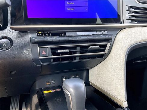 Used 2025 Toyota Camry XLE AWD/4WD image 35