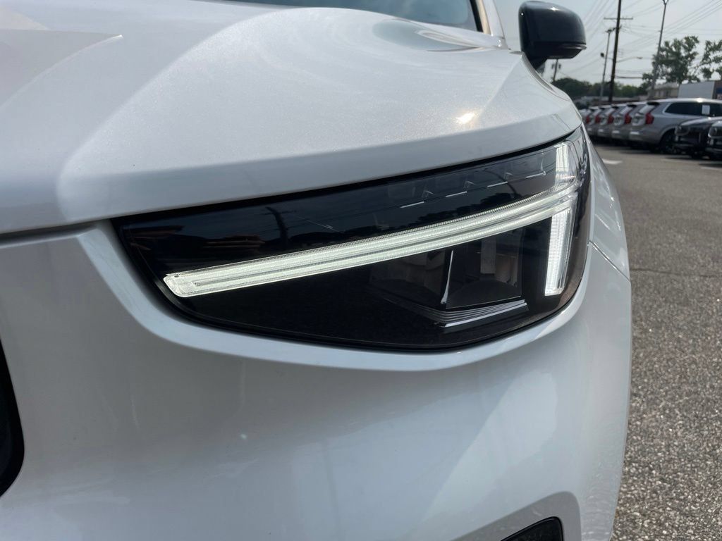 Used 2025 Volvo XC40 B5 Plus AWD/4WD image 9