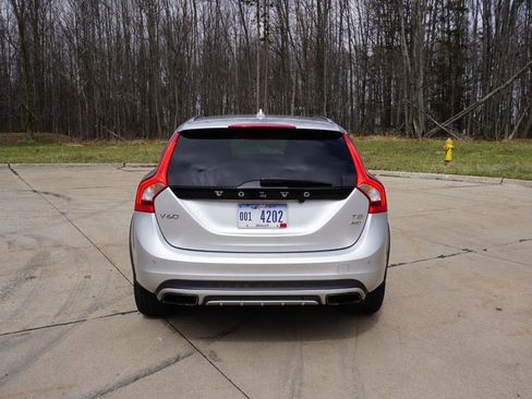 Used 2016 Volvo V60 T5 Cross Country w/ Convenience Package image 4