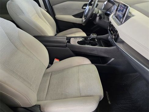 Used 2022 Nissan Rogue SV image 16