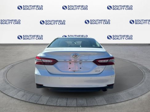 Used 2018 Toyota Camry XLE FWD image 5