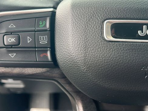 Used 2022 Jeep Grand Cherokee Limited w/ Luxury Tech Group II image 19