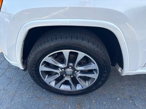 Used 2018 Jeep Grand Cherokee Overland AWD/4WD image 6