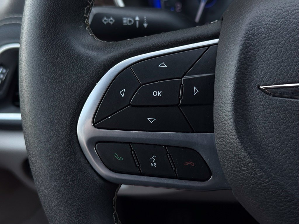 Used 2023 Chrysler Pacifica Limited FWD image 30