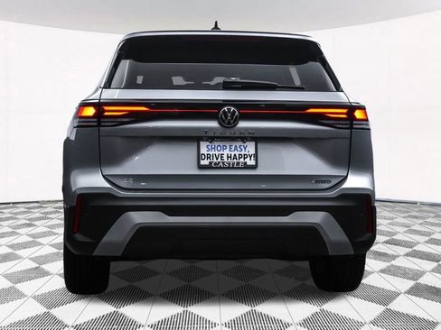 Used 2025 Volkswagen Tiguan SE image 35
