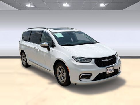 Used 2023 Chrysler Pacifica Limited FWD image 7