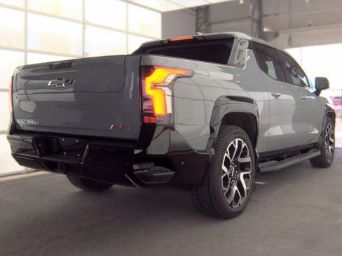 Used 2025 Chevrolet Silverado EV RST AWD/4WD image 6