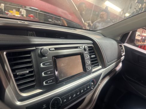 Used 2019 Toyota Highlander LE image 2