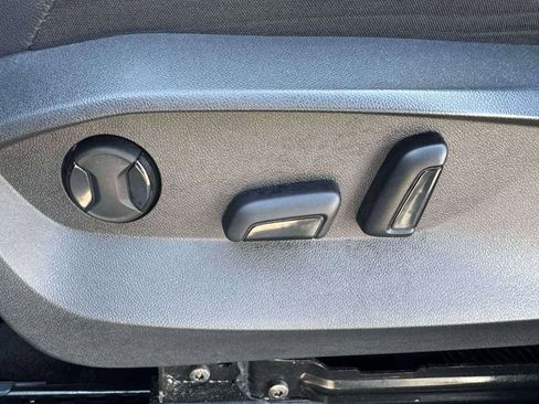 Used 2023 Volkswagen Tiguan SE image 18