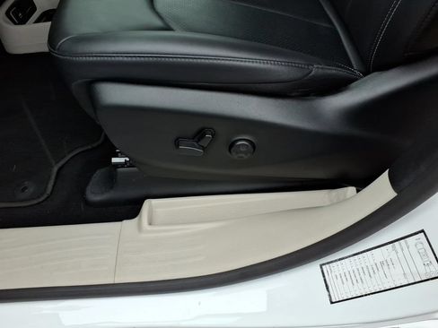 Used 2024 Chrysler Pacifica Touring-L FWD image 5