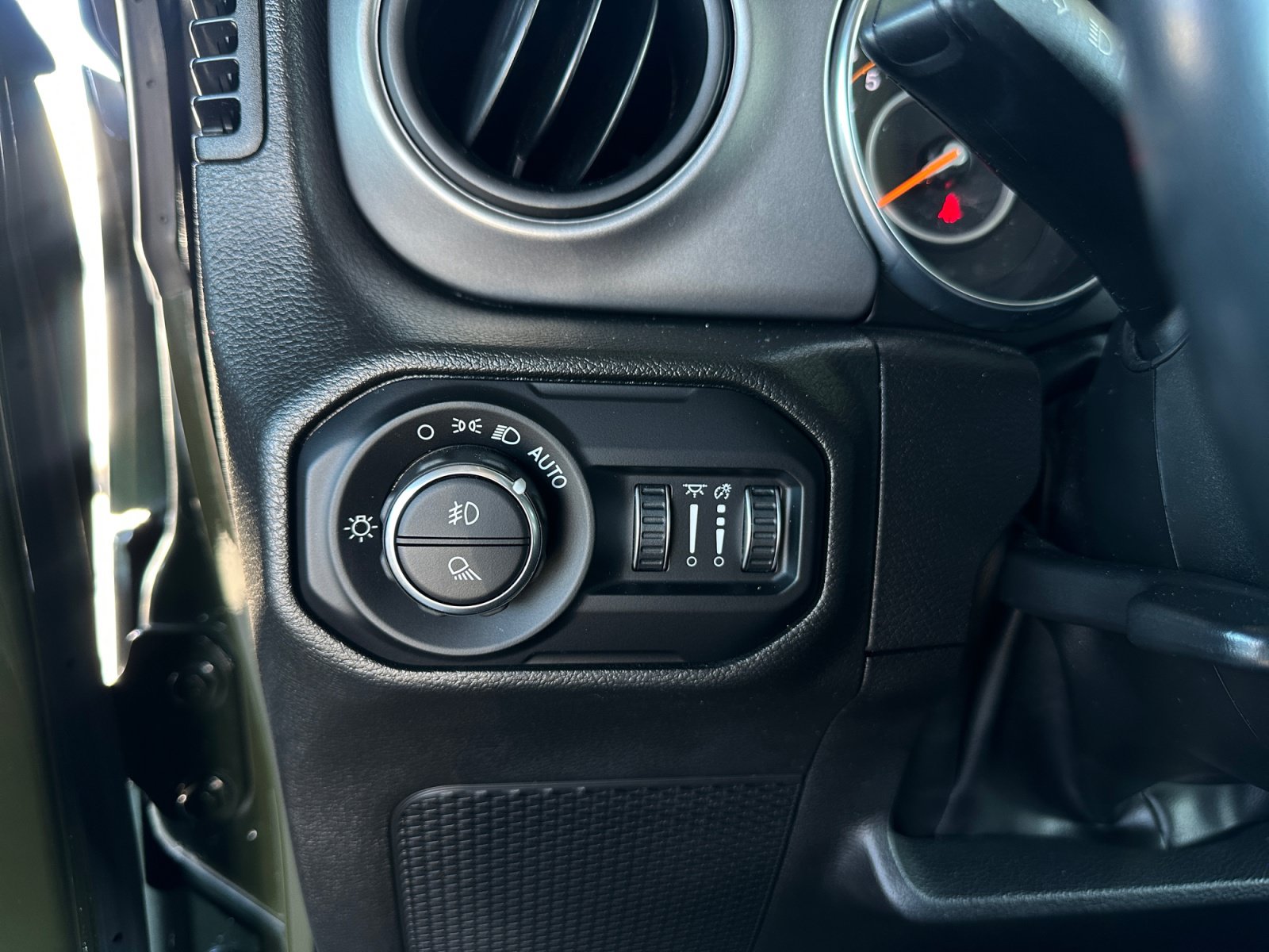 Used 2022 Jeep Gladiator Sport AWD/4WD image 18