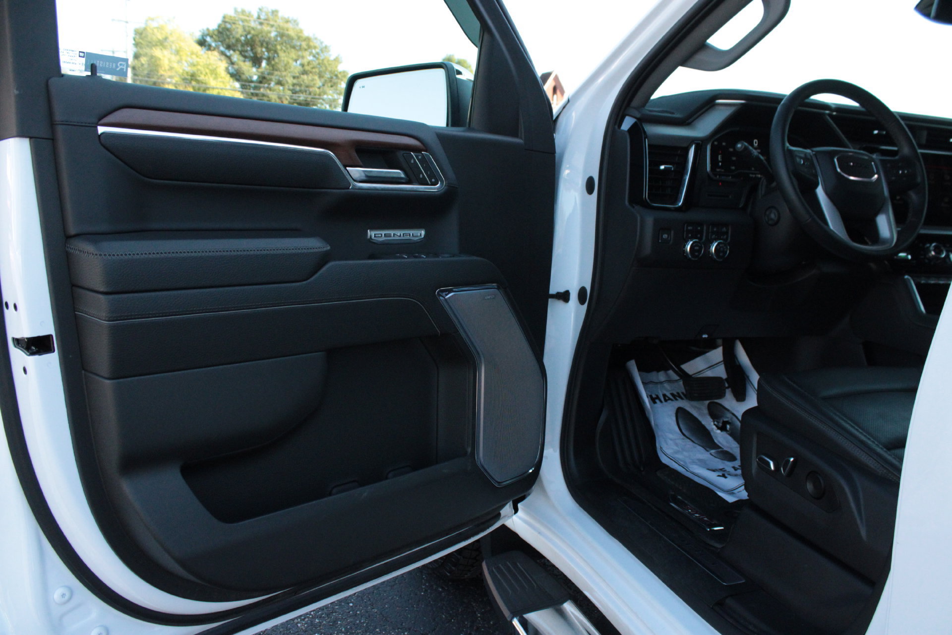 Used 2023 GMC Sierra 1500 Denali AWD/4WD image 12