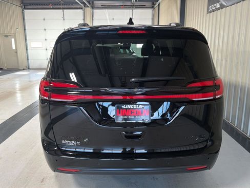 New 2026 Chrysler Pacifica Limited image 5