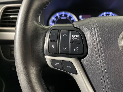 Used 2019 Toyota Highlander Plus FWD image 26