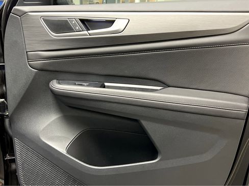 Used 2025 Volkswagen Atlas Cross Sport SE w/ Black Wheel Package image 23