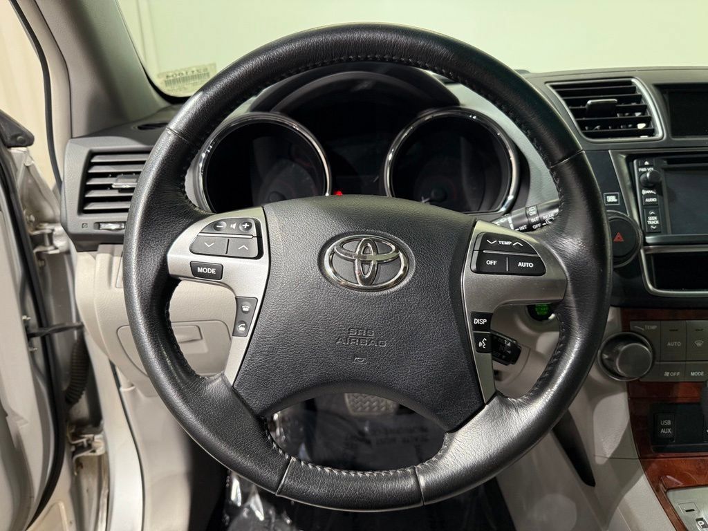 Used 2013 Toyota Highlander Limited AWD/4WD image 25
