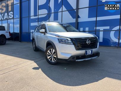 Used 2025 Nissan Pathfinder SL w/ Black Appearance Package