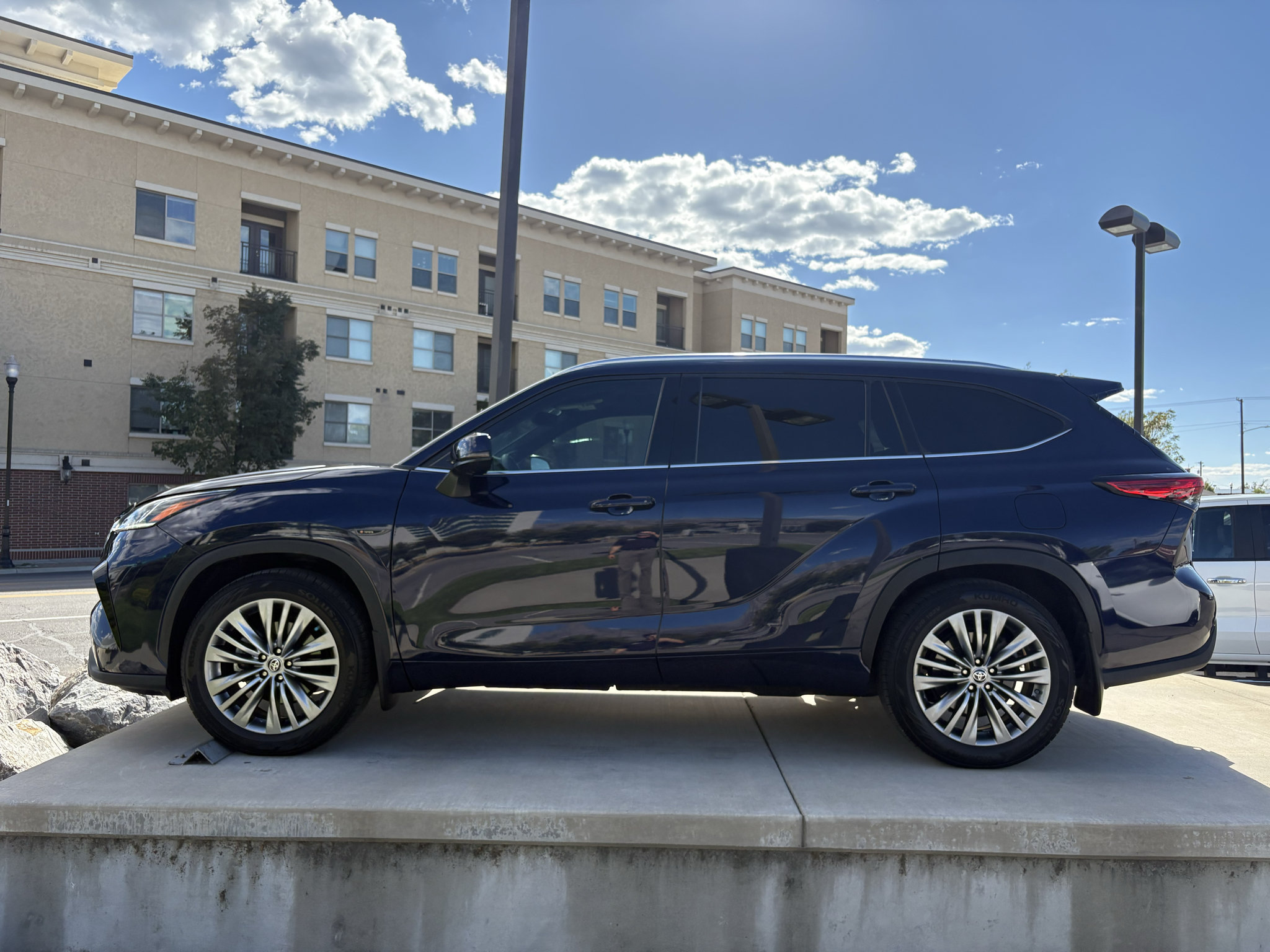 Used 2022 Toyota Highlander Platinum AWD/4WD image 11
