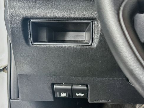 Used 2025 Nissan Versa SV FWD image 17