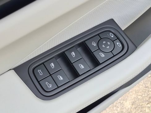 Certified 2025 Porsche Macan Electric RWD image 24