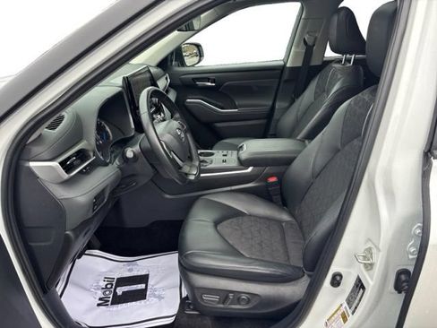 Used 2024 Toyota Highlander XLE AWD/4WD image 10