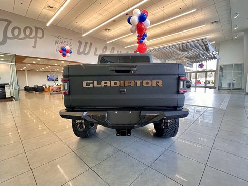 Used 2024 Jeep Gladiator Rubicon w/ Technology Group image 7