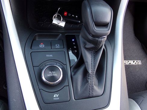 Used 2022 Toyota RAV4 XLE w/ Convenience Package image 32