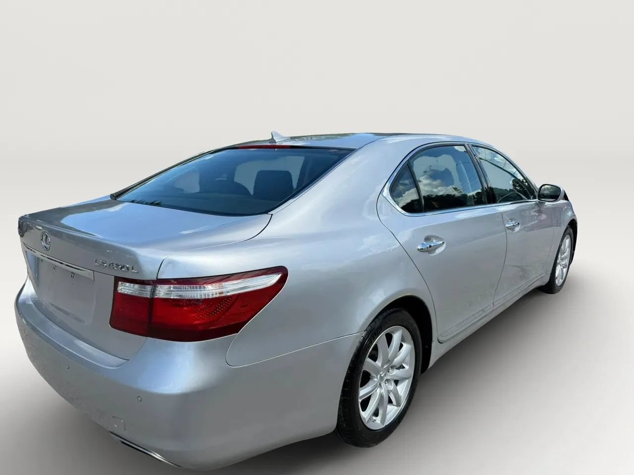 Used 2007 Lexus LS 460 L w/ Luxury Pkg RWD image 3