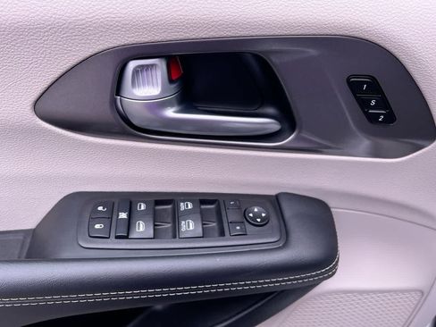 Used 2024 Chrysler Pacifica Touring-L FWD image 13