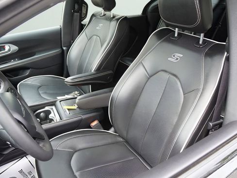 Used 2025 Chrysler Pacifica Limited FWD image 14