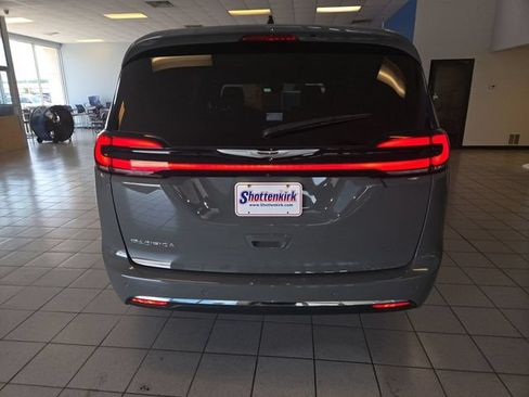 Used 2025 Chrysler Pacifica Select FWD image 7