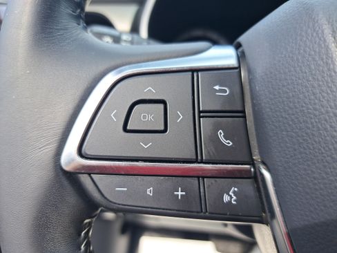 Used 2021 Toyota Highlander XLE FWD image 18