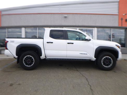 Used 2025 Toyota Tacoma TRD Off-Road AWD/4WD image 5