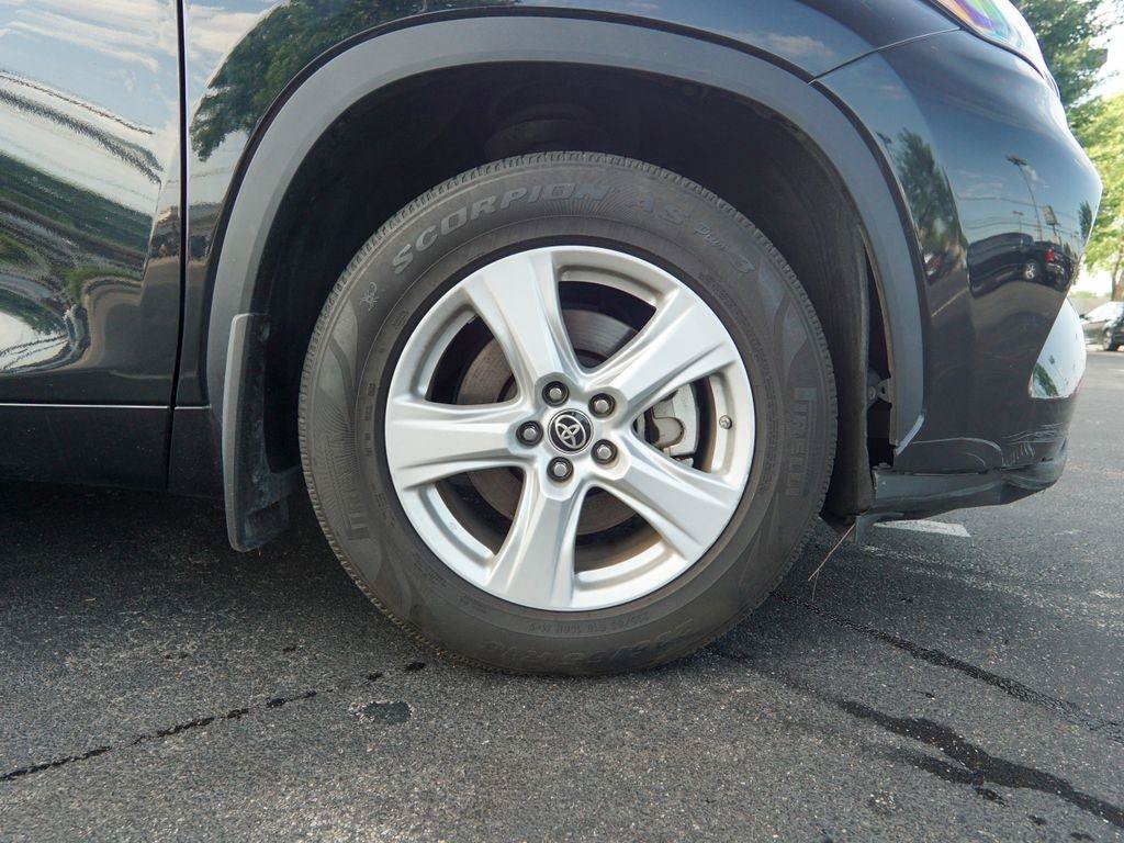 Used 2022 Toyota Highlander LE AWD/4WD image 11