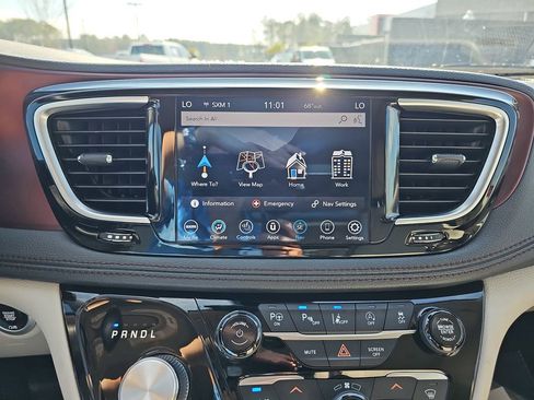 Used 2020 Chrysler Pacifica Limited image 27