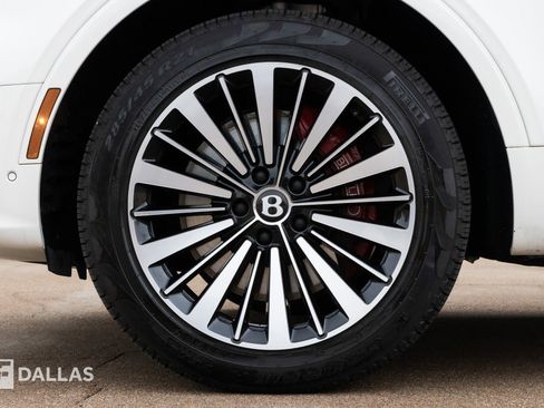 Used 2025 Bentley Bentayga image 8