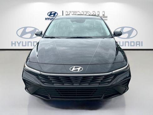 Used 2025 Hyundai Elantra SE FWD image 2