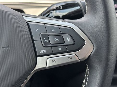 Used 2025 Volkswagen Tiguan SE AWD/4WD image 21